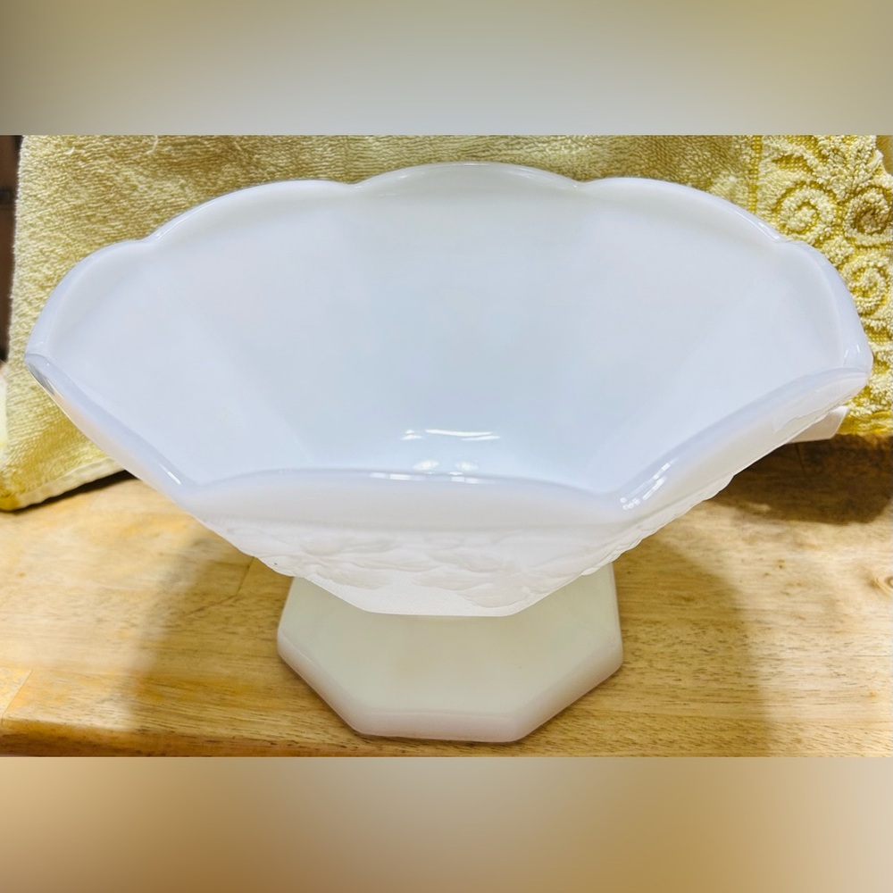 Vintage Anchor Hocking milk glass Harvest Grape bowl.  Mint condition!